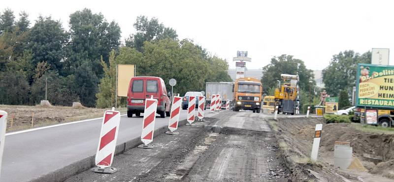 Nový kruhový objezd začali stavět silničáři na silnici první třídy číslo 38 v Hatích. Hotový má být počátkem listopadu.