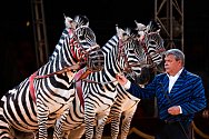 Cirkus Humberto zve na představení nazvané Bez limitu ještě do neděle 5. května. Lidé najdou šapitó i zvěřinec v Dobšicích.