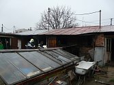 Hasiči museli zasahovat v Kuchařovicích, kde shořelo několik garáží.