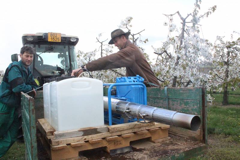 Pokud přijdou mrazy, budou ovocnáři ze Stošíkovic na Louce letos poprvé zkoušet stroj na výrobu mlhy. Má pomoci ochránit stromy před vlivem mrazu.