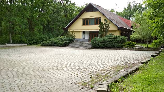 Vedení Znojma se snaží dohodnout na pronájmu parkoviště. Celkem by tu mohlo parkovat až čtyřicet aut.