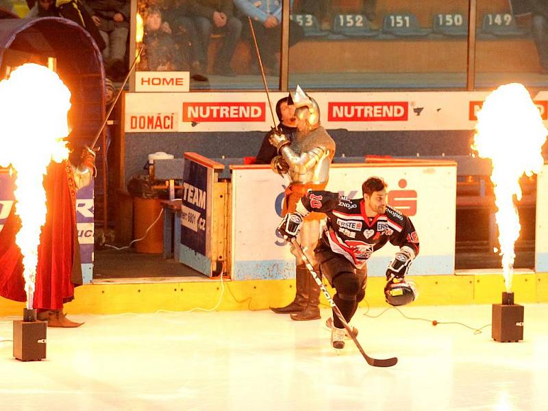 Hokejoví dravci ze Znojma v play off stále čekají na první úlovek. Po prohře 1:3 v chorvatském Záhřebu ve čtvrtfinále EBEL ligy nezvládli ani domácí duel. Medveščaku prošpikovaném kanadskými hráči podlehli 2:5. 