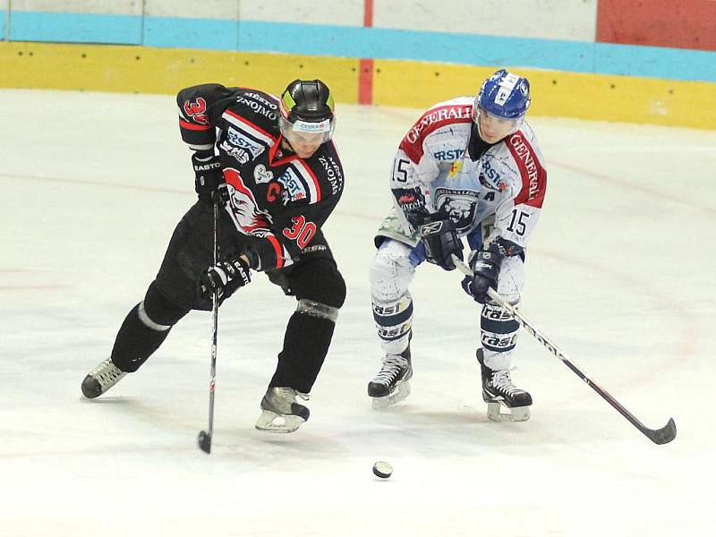 Hokejoví dravci ze Znojma v play off stále čekají na první úlovek. Po prohře 1:3 v chorvatském Záhřebu ve čtvrtfinále EBEL ligy nezvládli ani domácí duel. Medveščaku prošpikovaném kanadskými hráči podlehli 2:5. 