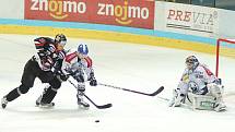 Hokejoví dravci ze Znojma v play off stále čekají na první úlovek. Po prohře 1:3 v chorvatském Záhřebu ve čtvrtfinále EBEL ligy nezvládli ani domácí duel. Medveščaku prošpikovaném kanadskými hráči podlehli 2:5. 