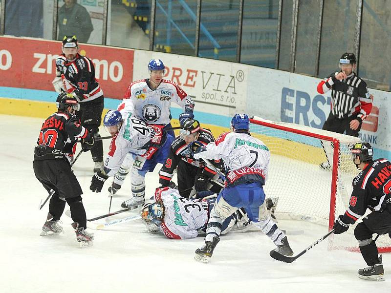 Hokejoví dravci ze Znojma v play off stále čekají na první úlovek. Po prohře 1:3 v chorvatském Záhřebu ve čtvrtfinále EBEL ligy nezvládli ani domácí duel. Medveščaku prošpikovaném kanadskými hráči podlehli 2:5. 