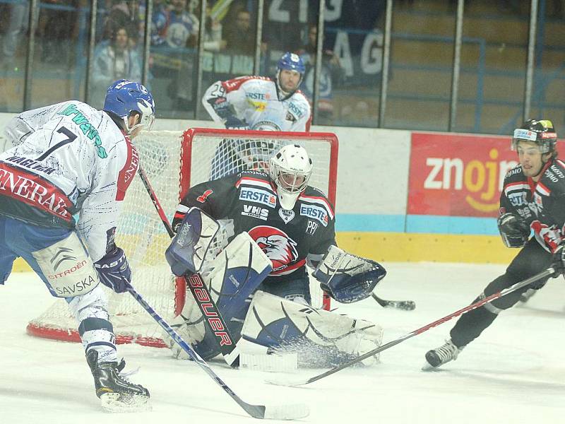 Hokejoví dravci ze Znojma v play off stále čekají na první úlovek. Po prohře 1:3 v chorvatském Záhřebu ve čtvrtfinále EBEL ligy nezvládli ani domácí duel. Medveščaku prošpikovaném kanadskými hráči podlehli 2:5. 