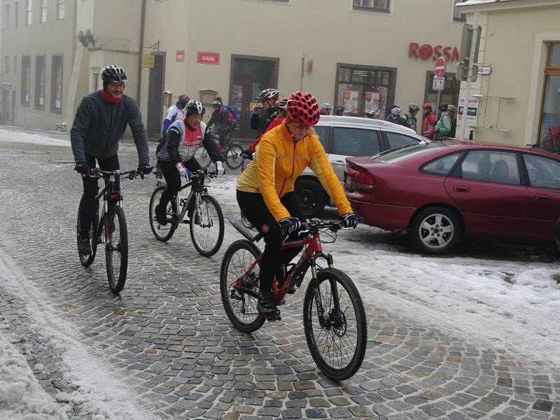 Ani mlha a místy zledovatělé silnice neodradily na Štědrý den dopoledne ty drsnější mezi znojemskými cyklisty od tradiční sváteční vyjížďky.