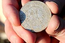 Dva amatérští hledači našli v poli u Hrušovan nad Jevišovkou stříbrné mince z doby Rakouska-Uherska. Mohlo jít až o dvacet kilogramů mincí.