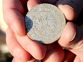 Dva amatérští hledači našli v poli u Hrušovan nad Jevišovkou stříbrné mince z doby Rakouska-Uherska. Mohlo jít až o dvacet kilogramů mincí.
