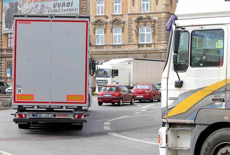 Kolony aut včetně těžkých kamionů komplikují především v dopravní špičce provoz na hlavním tahu Znojma.