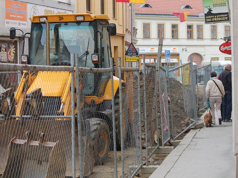 Opravy Velké Michalské omezují provoz v centru Znojma.