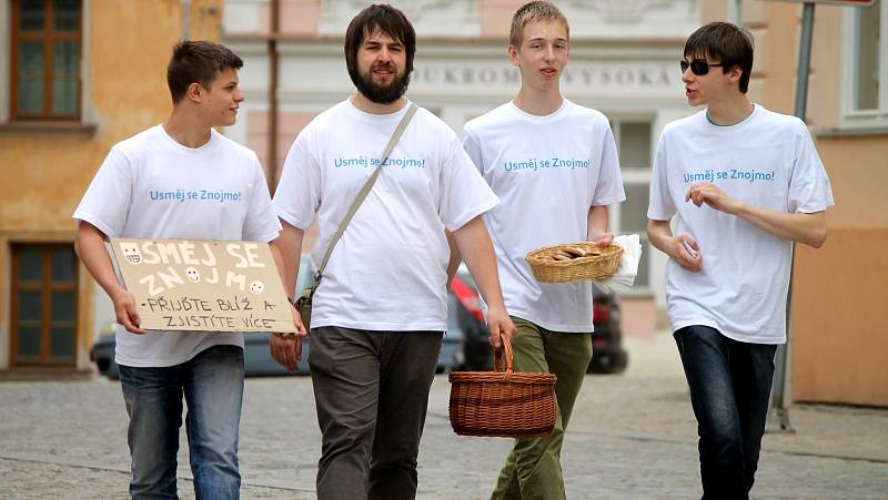 Obyvatelé Znojma mohli v úterý odpoledne vidět v ulicích studenti, kteří rozdávali perníčky. Jejich cílem bylo rozesmát a pobavit lidi.