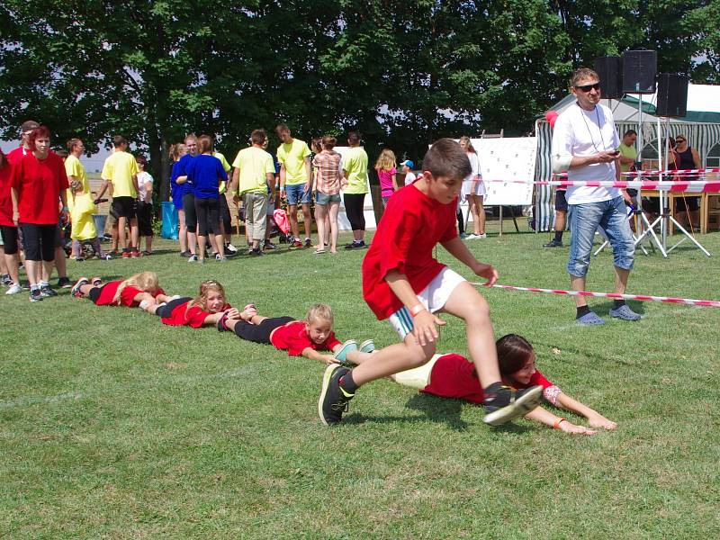 Křepičtí zorganizovali už posedmé Hry bez hranic. Bavili se členové čtrnácti družstev i stovky diváků.