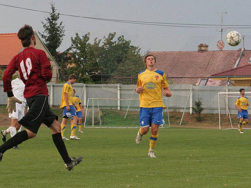 Kdo nás porazí, kdo nás porazí. To si broukali po nedělním utkání fotbalisté Tasovic. Po odehraných osmi kolech jsou jako jediní v divizi bez porážky. Tentokrát smetli 3:0 Otrokovice.