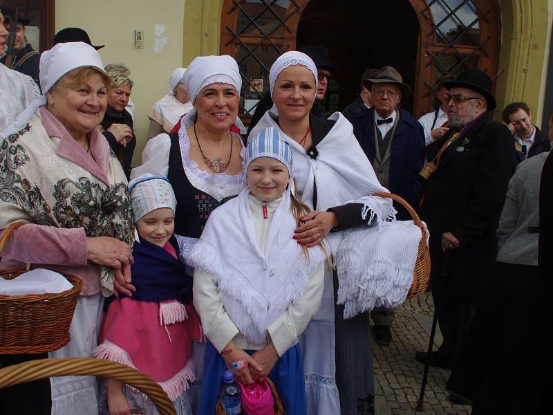 Hotaři vynesli kozla, do kraje zazářila nová boží muka.