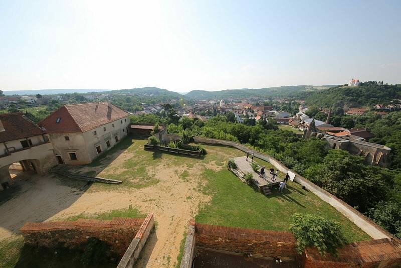 Dříve hrad, dnes zámek Dolní Kounice nabízí současný vlastník k bydlení, zvažuje i prodej.