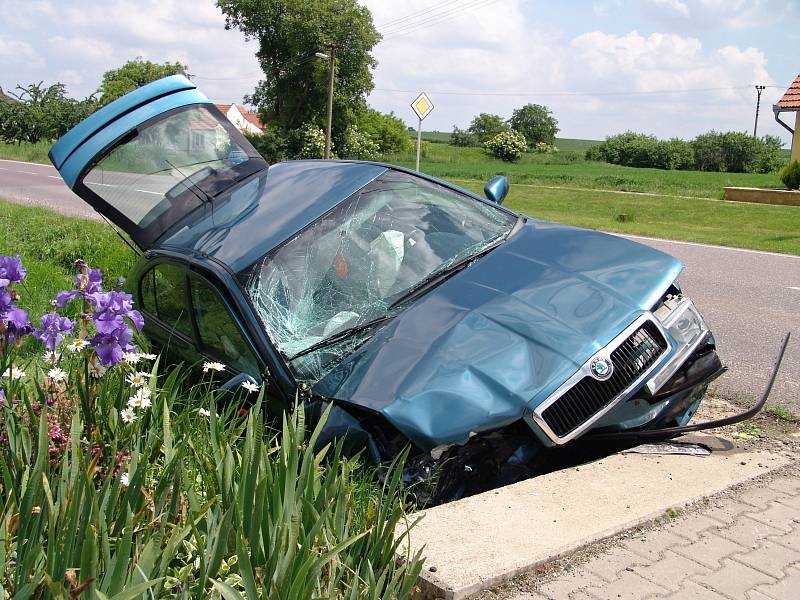 Lékaři i hasiči vyráželi v neděli okolo jedenácté k nehodě, která se odehrála na silnici v obci Trnové Pole nedaleko Pohořelic. Havaroval tam osobní automobil, dvě osoby byly zraněné.