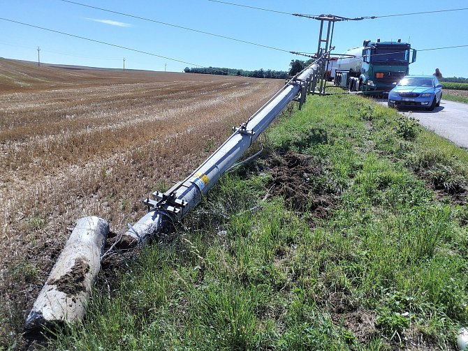 Náraz osobního auta porazil sloup elektrického vedení u Hostěradic.