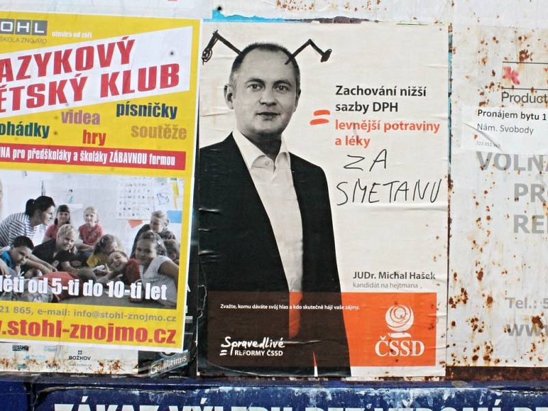 Hanlivě pomalované plakáty a billboardy s politiky ve Znojmě.