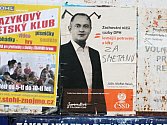 Hanlivě pomalované plakáty a billboardy s politiky ve Znojmě.