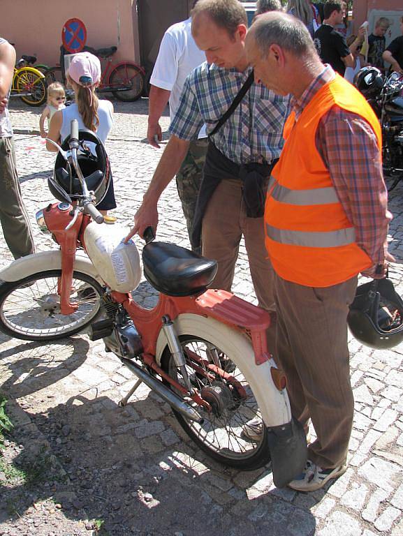 Závody mopedů v Dobšicích