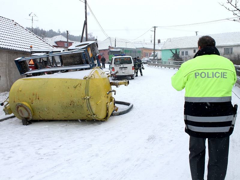 Dopravu v Hlubokých Mašůvkách komplikovala v pátek dopoledne havárie traktoru. V prudkém kopci se na zasněžené silnici převrátila cisterna, kterou traktor táhl.