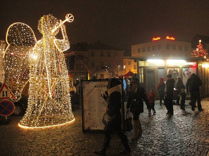 O poslední listopadové neděli se na Horním náměstí ve Znojmě rozsvítil vánoční strom. Zahájení Adventu s nenechaly ujít davy lidí.