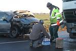 Osobní auto se s kamionem srazilo těsně za vesnicí Dyje.