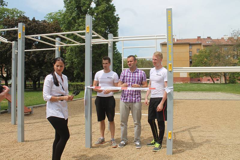 Nové znojemské street workoutové hřiště, které vzniklo pod širým nebem v Kolonce, ve vnitrobloku ulic Pražská a Slovenská. Vyzkoušet si jej přišli sportovci i představitelé radnice.