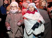 Podruhé se letos ve Chvalovicích sešly desítky dětí a dospělých, aby si společně zazpívali vánoční koledy.