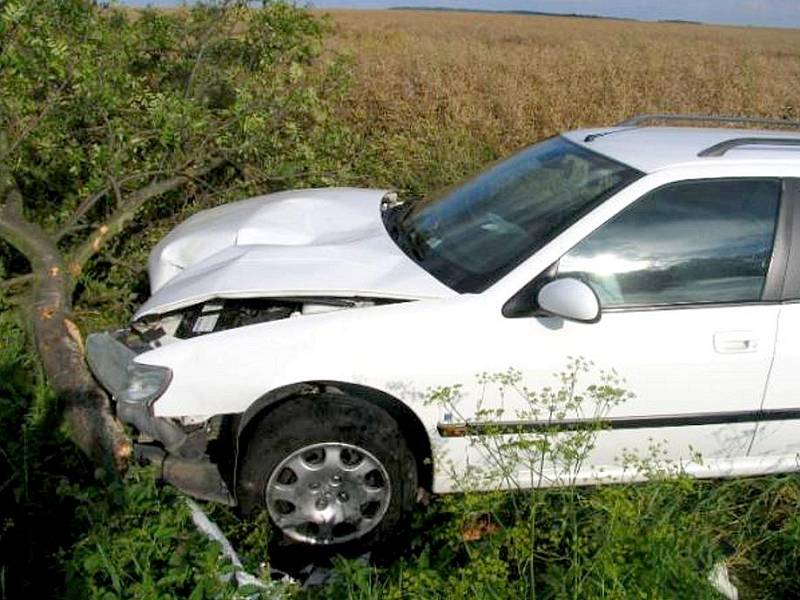 U Jazzovic havaroval mladá řidička Peugeotu.