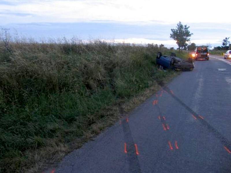 Osmnáctiletý řidič felicie nezvládl řízení auta u Vracovic.