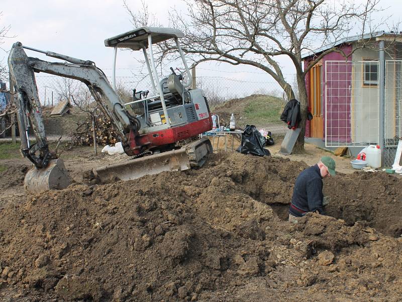 Hroby nejméně dvanácti německých vojáků padlých v samém závěru druhé světové války našli v úterý ve Vrbovci archeologové z Moravského zemského muzea v Brně. Podle identifikačních známek mezi nalezenými ostatky potvrdili i nález těla Kurta Knispela.