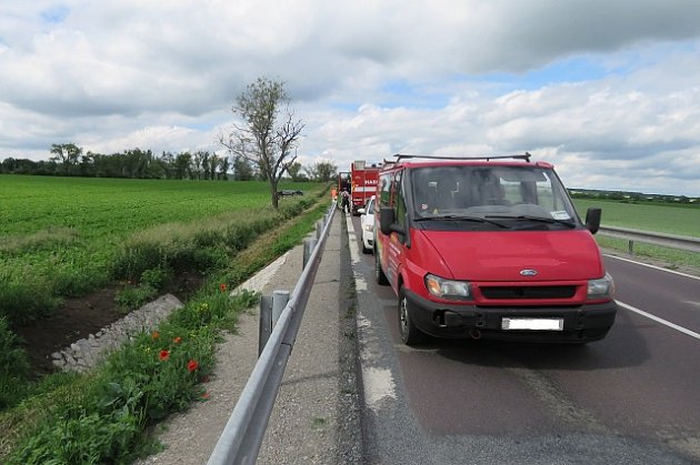 Nehoda u Kašence nedaleko Miroslavi. Auto se po střetu s dodávkou přetočilo přes střechu a skončilo na boku v poli. Jeho řidič i spolujezdkyně se při tom lehce zranili.