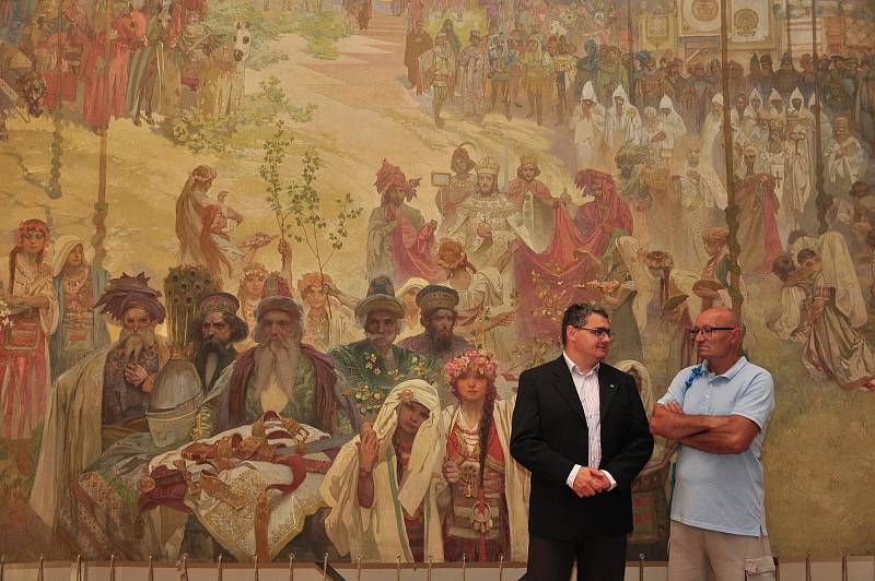 Slavná plátna Muchovy Slovanské epopeje jsou k vidění v zrekonstruované galerii na zámku v Moravském Krumlově