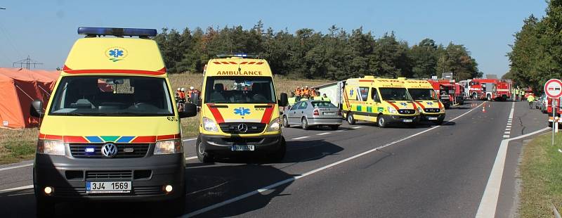 Velké cvičení jednotek IZS zažilo Znojemsko o prvním říjnovém dni. Na silnici číslo I/38 mezi Znojmem a Olbramkostelem byla simulovaná nehoda autobusu, dodávky a osobnmho auta s velkým počtem zraněných a také dvěma mrtvými.