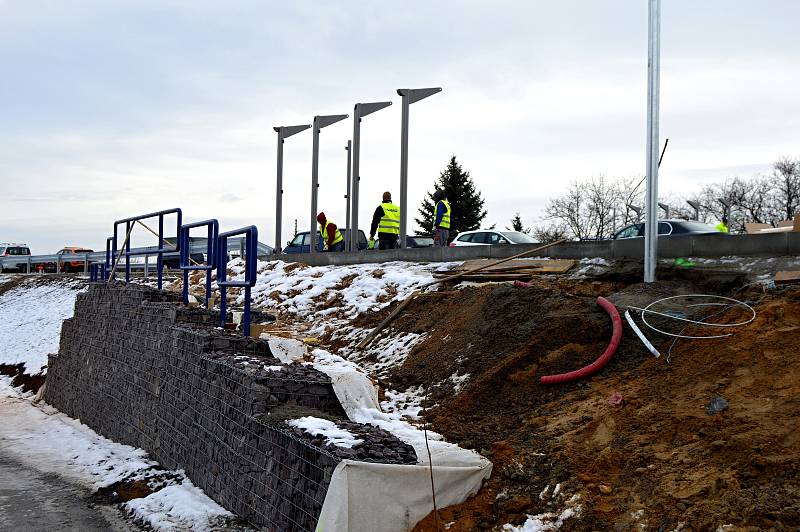 Pro budoucí obchvat Znojma budují dělníci mosty. Silnice u nové nemocnice se řidičům otevře již v neděli.