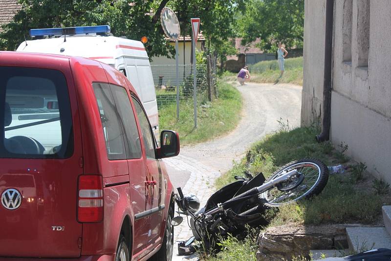 U vážné dopravní nehody v obci Kadov na Znojemsku musel zasahovat i vrtulník.