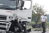 Na silnici číslo I/53 mezi Znojmem a Brnem se nedaleko Lechovic srazilo osobní auto s kamionem. Následky byly fatální. Jednasedmdesátiletý řidič následkem srážky zemřel. Řidič kamionu vyvázl bez zranění.