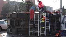 Havárie hasičského vozu u městských lázní v centru Znojma.