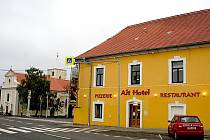 Bývalý Alt hotel ve Chvalovicích čeká rekonstrukce. Budova je nyní obce.