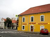 Bývalý Alt hotel ve Chvalovicích čeká rekonstrukce. Budova je nyní obce.