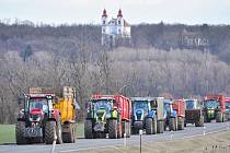 Provoz na frekventované silnici I/53 Do Znojma ochromila kolona traktorů. Zemědělci tak protestovali proti novému způsobu rozdělování dotací pro velké podniky novým ministrem zemědělství.