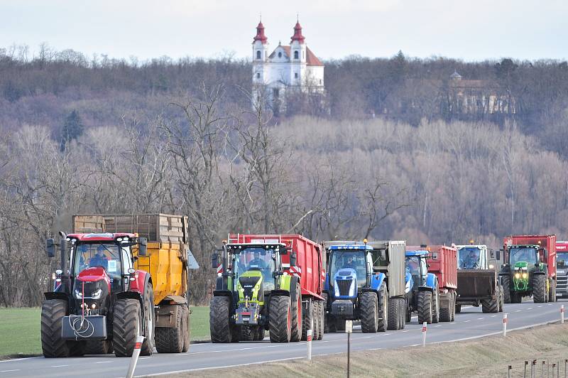 Provoz na frekventované silnici I/53 Do Znojma ochromila kolona traktorů. Zemědělci tak protestovali proti novému způsobu rozdělování dotací pro velké podniky novým ministrem zemědělství.