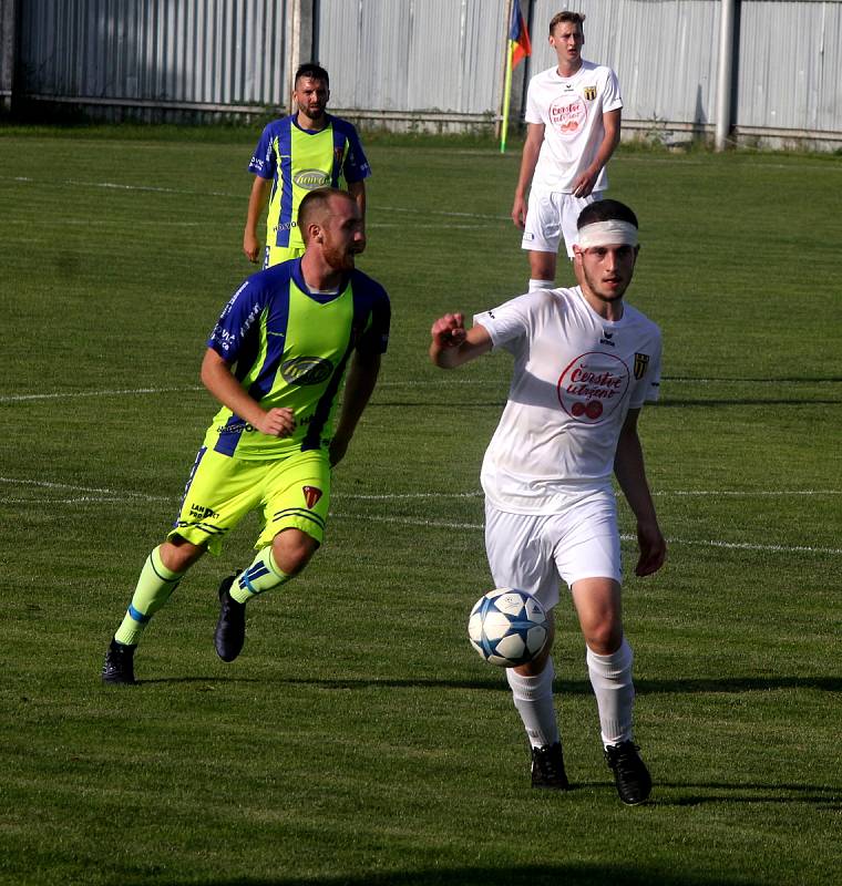 V posledním domácím utkání vyhráli tasovičtí fotbalisté nad týmem Strání 3:2.