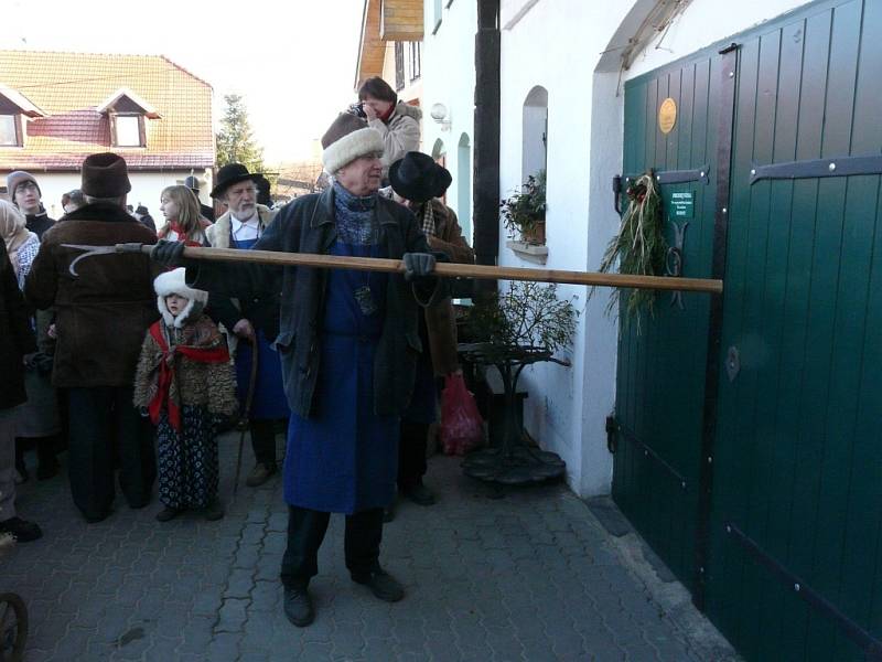 Hotaři prošli v Novém Šaldorfě desítku sklepů. Vykoledovali si víno a obdarovali vinaře.