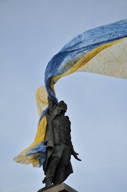 Protest proti válce dali najevo obyvatelé Znojma. Sochu rudoarmějce na Mariánském náměstí zahalili do barev Ukrajiny.