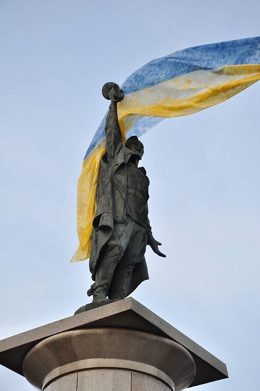 Protest proti válce dali najevo obyvatelé Znojma. Sochu rudoarmějce na Mariánském náměstí zahalili do barev Ukrajiny.