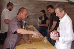 Třiadvacet otevřených sklepů v Šatově lákalo v sobotu stovky přátel dobrých vín.