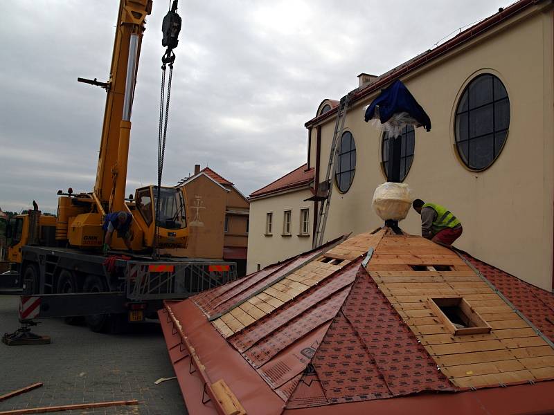 Výměnou střechy věže skončily v úterý opravy vnějšku kostela sv. Klementa Hofbauera v Tasovicích.